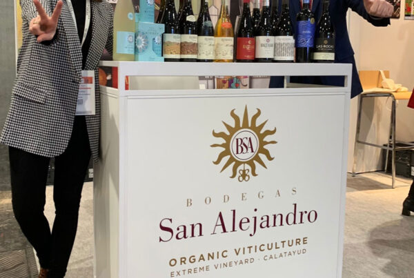 Bodegas San Alejandro participando una feria de vino, mostrando su selección de vinos en eventos internacionales